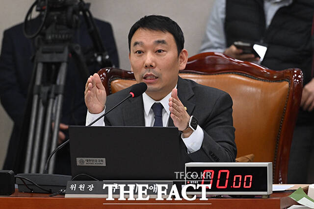 더불어민주당 법사위원들이 민주유공자 예우에 관한 법률안에 대해 거수로 찬성 표결하고 있다. /국회=서예원 기자