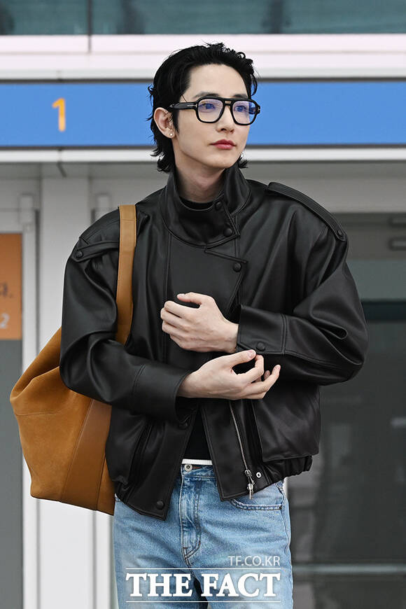 배우 이수혁이 30일 오전 패션쇼 참석을 위해 인천국제공항에서 중국 상하이로 출국하며 팬들을 향해 인사하고 있다. /인천국제공항=김성렬 기자