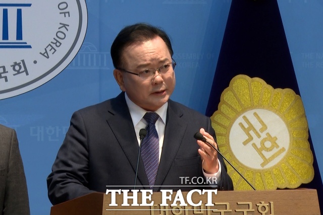 김부겸 전 국무총리가 30일 오전 서울 여의도 국회 소통관에서 기자회견을 열고 대구시장 출마선언 중 국민의힘에 강도 높은 비판을 쏟아냈다. /국회=김기범 기자