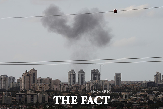이스라엘 남부 도시 베르셰바에 연기가 치솟고 있다.