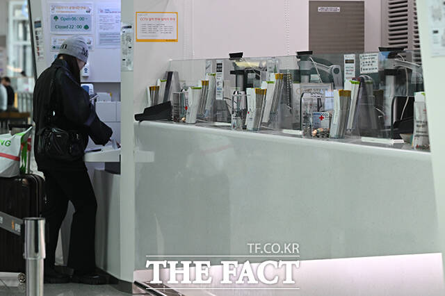 중동사태로 인해 원·달러 환율이 상승하고 있는 30일 오전 인천국제공항 환전소 앞으로 여행객들이 지나고 있다. /인천국제공항=김성렬 기자