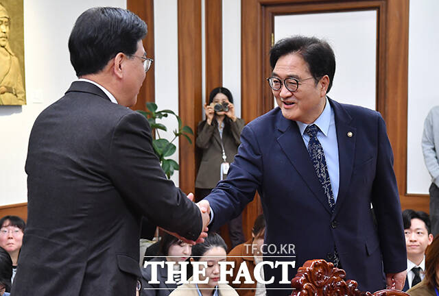 우원식 국회의장(오른쪽)이 송언석 국민의힘 원내대표와 악수를 하고 있다.