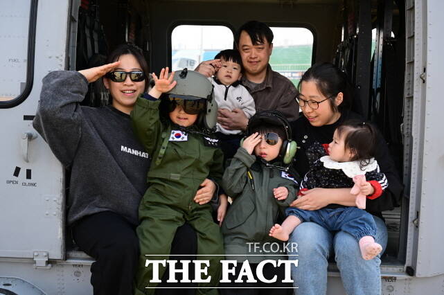 한 가족 관람객이 헬리콥터를 탑승해 체험하고 있다. /육군항공학교
