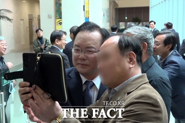 김부겸 전 국무총리가 30일 오전 서울 여의도 국회 소통관에서 기자회견을 열고 대구시장 출마선언을 마친 후 기다리고 있던 지지자와 사진을 찍고 있다. /국회=김기범 기자