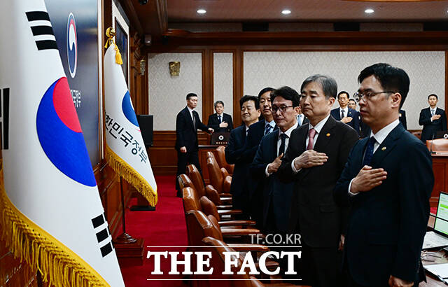 김민석 국무총리가 30일 오전 서울 종로구 정부서울청사에서 열린 임시 국무회의에 참석해 모두발언을 하고 있다. /임영무 기자