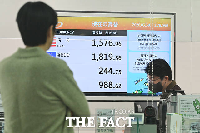 중동사태로 인해 원·달러 환율이 상승하고 있는 30일 오전 인천국제공항 환전소 앞으로 여행객들이 지나고 있다. /인천국제공항=김성렬 기자