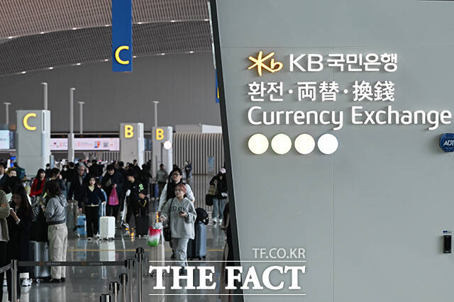 중동사태로 인해 원·달러 환율이 상승하고 있는 30일 오전 인천국제공항 환전소 앞으로 여행객들이 지나고 있다. /인천국제공항=김성렬 기자