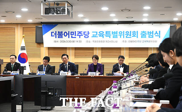 축사하는 정청래 더불어민주당 대표(가운데).