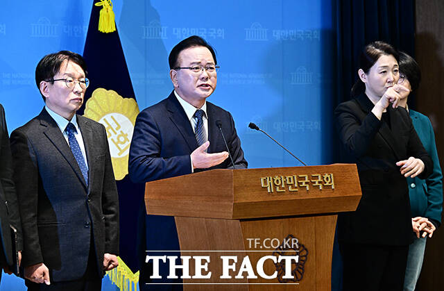 김부겸 전 국무총리(오른쪽)가 30일 오전 서울 여의도 국회 소통관에서 기자회견을 열고 대구시장 출마선언을 하고 있다. /국회=배정한 기자