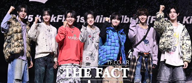 그룹 킥플립이 4월 6일 네 번째 미니앨범 'My First Kick'으로 컴백한다. 사진은 킥플립의 주왕 동화 아마루 계훈 케이주 동현 민제(왼쪽부터)가 지난해 서울 광진구 예스24라이브홀에서 진행한 데뷔 쇼케이스에 참석해 포즈를 취하고 있는 모습이다./더팩트DB