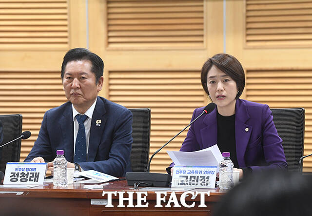 인사말하는 고민정 더불어민주당 교육특별위원회위원장(오른쪽).