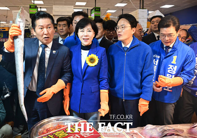 정청래 더불어민주당 대표(왼쪽 두 번째)와 박주민·전현희·정원오 (왼쪽부터) 서울시장 예비후보가 30일 서울 동작구 노량진수산물도매시장을 찾아 상인들과 인사하며 홍어를 들어보이고 있다. /이새롬 기자