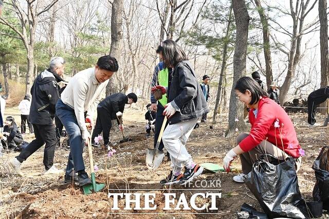 조용익 부천시장(왼쪽에서 두번째)이 지난 28일 원미산 진달래동산에서 시민들과 나무 심기를 하고 있다. /부천시