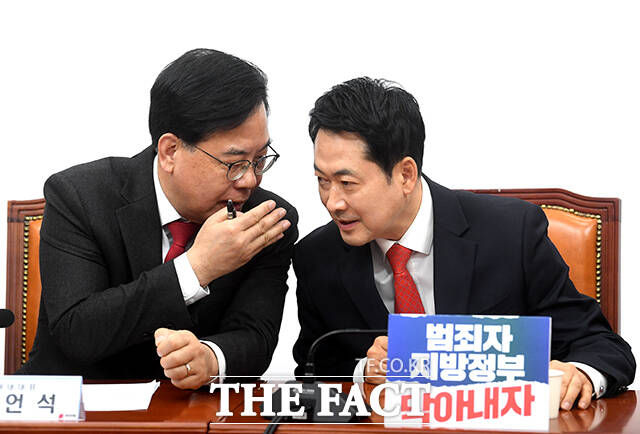 장동혁 국민의힘 대표(가운데)가 30일 오전 서울 여의도 국회에서 열린 국민의힘 최고위원회의에 참석해 모두발언을 하고 있다. /국회=박상민 기자