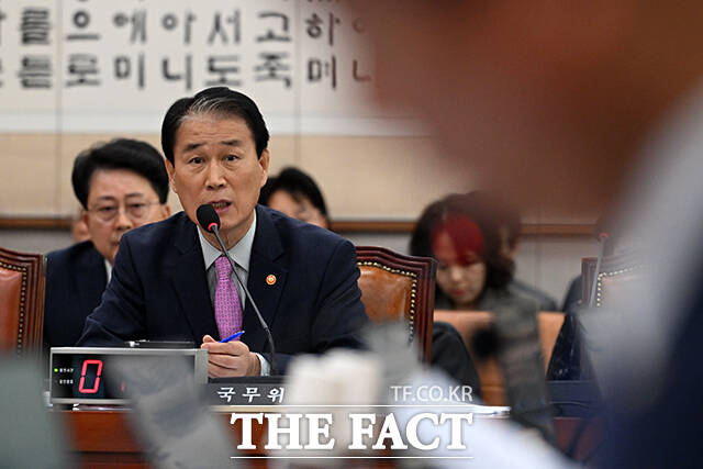 더불어민주당 법사위원들이 민주유공자 예우에 관한 법률안에 대해 거수로 찬성 표결하고 있다. /국회=서예원 기자