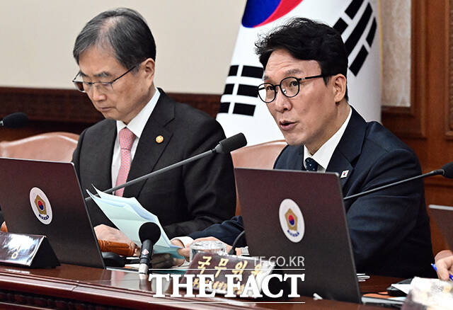 김민석 국무총리가 30일 오전 서울 종로구 정부서울청사에서 열린 임시 국무회의에 참석해 모두발언을 하고 있다. /임영무 기자