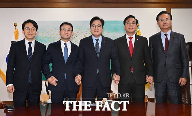 우원식 국회의장이 30일 오전 서울 여의도 국회에서 열린 여야 원내대표 회동에 참석해 기념사진 촬영을 하고 있다. 왼쪽부터 천준호 더불어민주당 원내운영수석부대표, 한병도 더불어민주당 원내대표, 우 의장, 송언석 국민의힘 원내대표, 유상범 국민의힘 원내운영수석부대표. /국회=박상민 기자