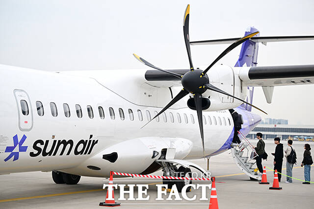 30일 오전 서울 강서구 김포국제공항 국내선 활주로에서 여객들이 새로 취항한 섬에어의 김포-사천 노선 운항기에 탑승하고 있다. /김포국제공항=남윤호 기자