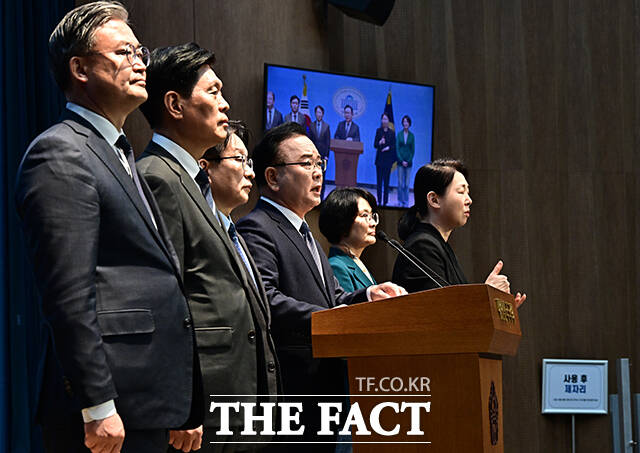 김부겸 전 국무총리(오른쪽)가 30일 오전 서울 여의도 국회 소통관에서 기자회견을 열고 대구시장 출마선언을 하고 있다. /국회=배정한 기자