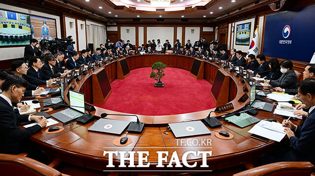 김민석 국무총리가 30일 오전 서울 종로구 정부서울청사에서 열린 임시 국무회의에 참석해 모두발언을 하고 있다. /임영무 기자