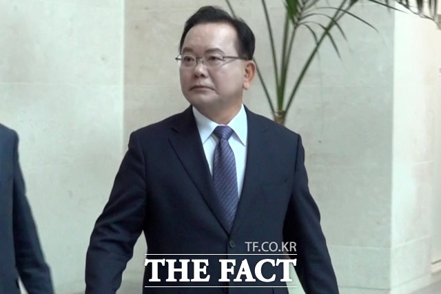 김부겸 전 국무총리가 30일 오전 서울 여의도 국회 소통관에서 기자회견을 열고 대구시장 출마선언을 마친 후 대기하고 있는 지지자들과 취재진을 보고 놀란 모습을 보였다. /국회=김기범 기자