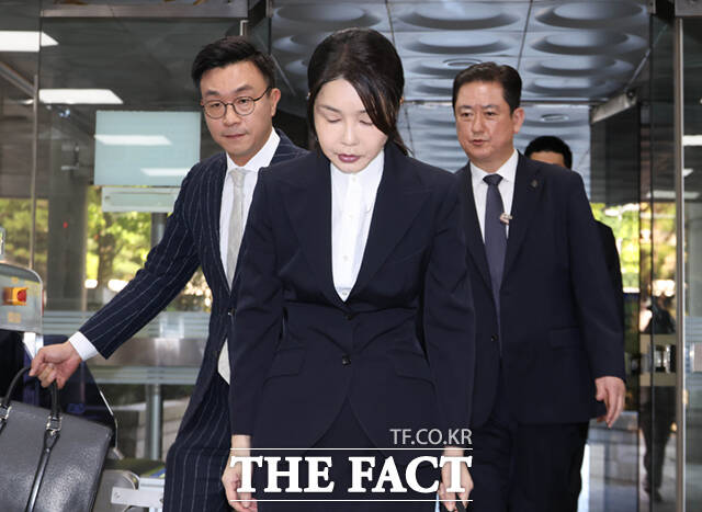 자본시장과 금융투자업에 관한 법률 위반, 정치자금법 위반, 특정범죄 가중처벌 등에 관한 법률 위반(알선수재) 등의 혐의를 받는 윤석열 전 대통령 부인 김건희 씨가 지난해 8월 12일 오전 서울 서초구 서울중앙지법에서 열린 구속 전 피의자 심문(영장실질심사)에 출석하고 있다./사진공동취재단