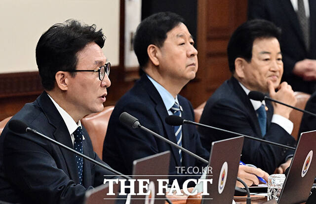 김민석 국무총리가 30일 오전 서울 종로구 정부서울청사에서 열린 임시 국무회의에 참석해 모두발언을 하고 있다. /임영무 기자