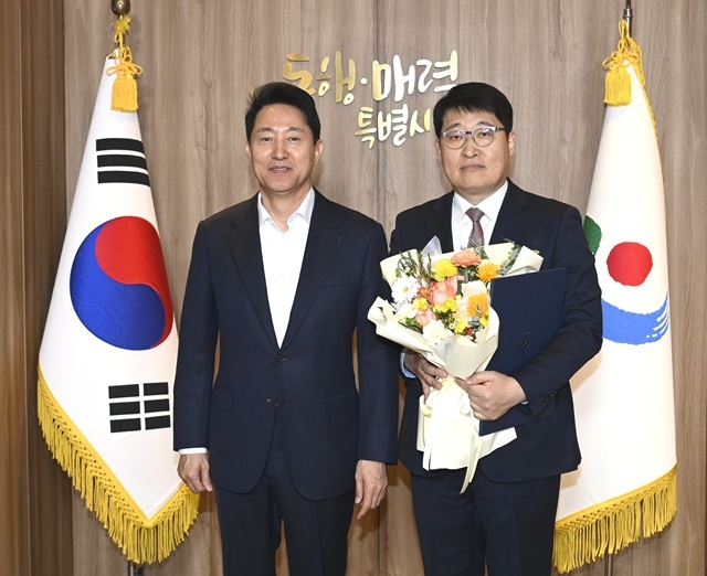 서울시는 현재 공석 상태인 서울교통공사 사장에 김태균 전 서울시 행정1부시장을 임명한다고 30일 밝혔다. 사진은 오세훈 서울시장(왼쪽)과 김태균 전 서울시 행정1부시장이 기념 촬영하고 있는 모습. /서울시