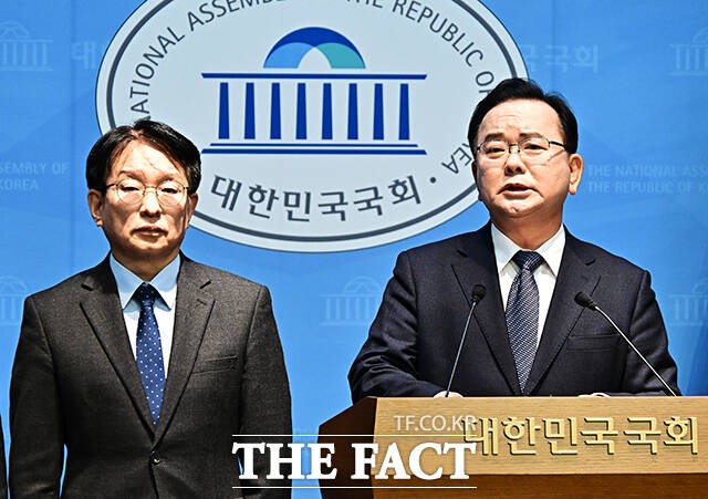 김부겸 전 국무총리(오른쪽)가 30일 오전 서울 여의도 국회 소통관에서 기자회견을 열고 대구시장 출마선언을 하고 있다. /국회=배정한 기자