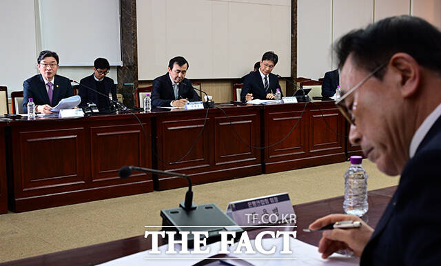 조용병 은행연합회 회장을 비롯한 금융업계 회장들이 30일 오후 서울 종로구 정부서울청사에서 열린 중동상황 관련 금융권 간담회에 참석해 이억원 금융위원장의 발언을 듣고 있다.