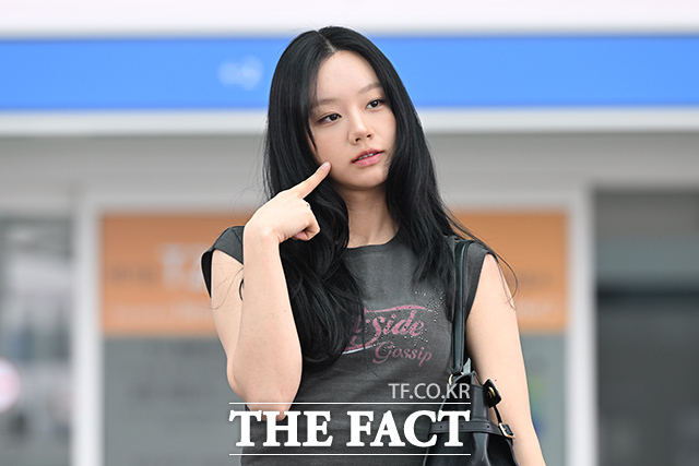 배우 혜리가 30일 오전 패션쇼 참석을 위해 인천국제공항에서 중국 상하이로 출국하며 팬들을 향해 인사하고 있다. /인천국제공항=김성렬 기자