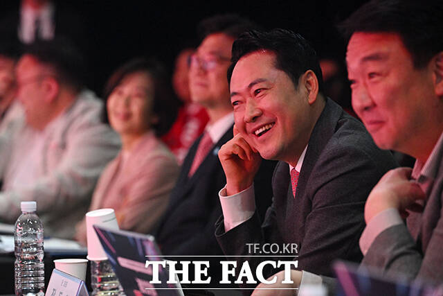 장동혁 국민의힘 대표가 연일 대여투쟁 메시지를 쏟아내며 당내 결속을 강하게 주문하고 있지만, 당내에서는 공세 일변도 전략에 대한 우려도 나온다. 사진은 장 대표와 정희용 사무총장./서예원 기자