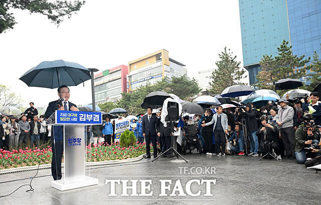 김부겸 전 국무총리가 30일 오후 대구 중구 2.28기념중앙공원에서 대구시장 출마 기자회견을 열고 발언을 하고 있다. /대구=남용희 기자