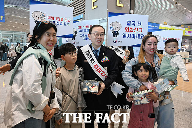 이명구 관세청장(왼쪽 세번째)이 30일 오후 인천국제공항 제2터미널 출국장에서 '대국민 외화신고' 안내 캠페인을 하고 있다. /인천국제공항=김성렬 기자