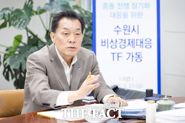 비상경제대응 태스크포스 회의에서 발언하고 있는 이재준 수원시장. /수원시
