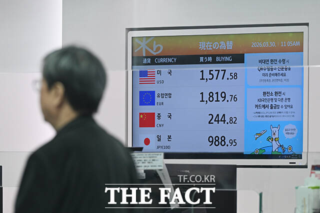 중동사태로 인해 원·달러 환율이 상승하고 있는 30일 오전 인천국제공항 환전소 앞으로 여행객들이 지나고 있다. /인천국제공항=김성렬 기자