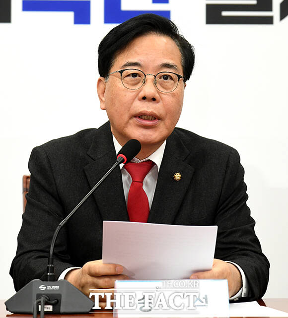 장동혁 국민의힘 대표(가운데)가 30일 오전 서울 여의도 국회에서 열린 국민의힘 최고위원회의에 참석해 모두발언을 하고 있다. /국회=박상민 기자