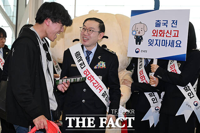 이명구 관세청장(왼쪽 세번째)이 30일 오후 인천국제공항 제2터미널 출국장에서 '대국민 외화신고' 안내 캠페인을 하고 있다. /인천국제공항=김성렬 기자