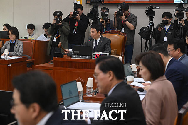 김용민 국회 법제사법위원장 직무대행이 30일 오후 서울 여의도 국회에서 열린 법제사법위원회 전체회의에 참석해 회의를 주재하고 있다. /국회=서예원 기자