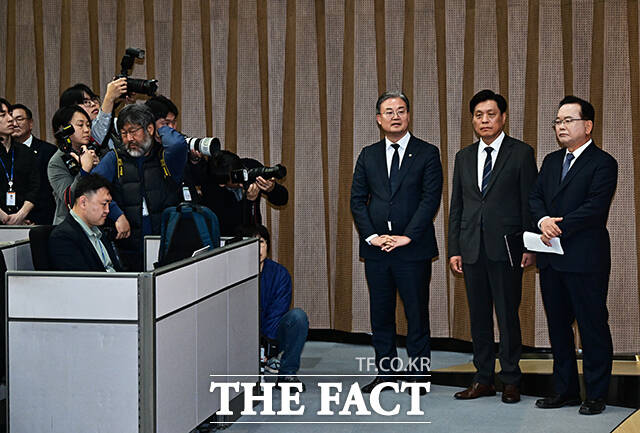 김부겸 전 국무총리(오른쪽)가 30일 오전 서울 여의도 국회 소통관에서 기자회견을 열고 대구시장 출마선언을 하고 있다. /국회=배정한 기자