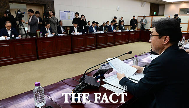 조용병 은행연합회 회장을 비롯한 금융업계 회장들이 30일 오후 서울 종로구 정부서울청사에서 열린 중동상황 관련 금융권 간담회에 참석해 이억원 금융위원장의 발언을 듣고 있다.