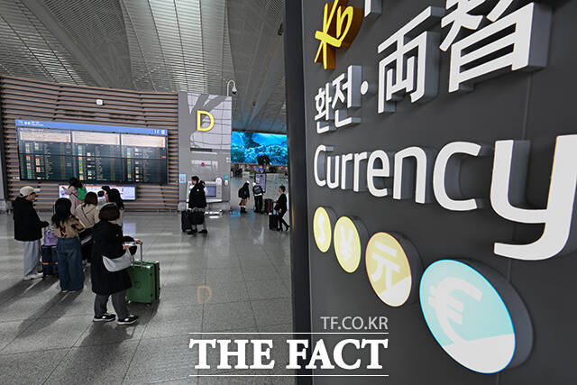 중동사태로 인해 원·달러 환율이 상승하고 있는 30일 오전 인천국제공항 환전소 앞으로 여행객들이 지나고 있다. /인천국제공항=김성렬 기자