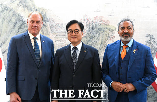 우원식 국회의장(가운데)이 라이언 징키 미국 하원의원(왼쪽), 아미 베라 미국 의회 코리아스터디그룹 공동의장과 30일 오후 서울 여의도 국회 국회접견실에서 기념 촬영을 하고 있다. /국회=박상민 기자