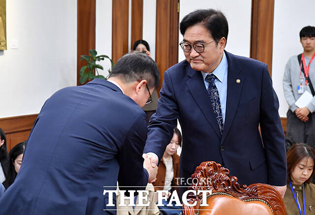 우원식 국회의장(오른쪽)이 한병도 더불어민주당 원내대표와 악수를 하고 있다.