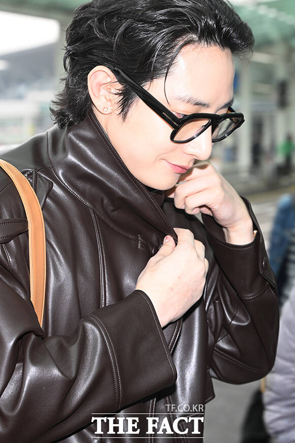 배우 이수혁이 30일 오전 패션쇼 참석을 위해 인천국제공항에서 중국 상하이로 출국하며 팬들을 향해 인사하고 있다. /인천국제공항=김성렬 기자