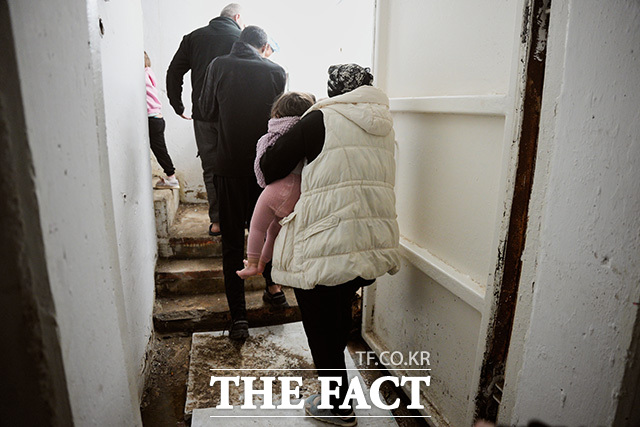 이스라엘 남부 베르셰바 주민들이 이란의 공습을 경고하는 사이렌이 울리자 대피소로 이동하고 있다.