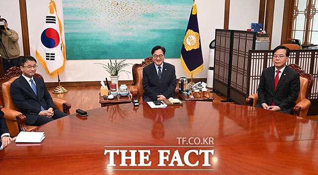 원내대표 회동 주재하는 우원식 국회의장.