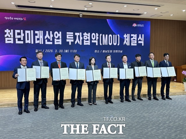 30일 충남도청 대회의실에서 열린 협약 체결식에서 김태흠 충남도지사와 오세현 아산시장, 백성현 논산시장 등 3개 시군 단체장, 김동회 디앤알파트너스 대표 등 6개 기업 관계자가 참석해 협약서를 들고 기념촬영을 하고 있다. /노경완 기자