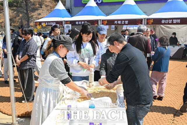 28~29일 이틀간 산성시장과 공산성 일원 등 왕도심에서 열린 2026 사백년 공주 인절미축제에서 관광객이 프로그램에 참여하고 있다. /공주시