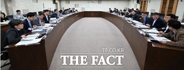 하병필 행정부시장 등 인천시 관계자들이 30일 시청 영상회의실에서 2027년 2차 국비 확보 보고회에서 토론을 하고 있다. /인천시